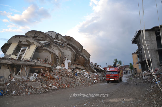 Yüksekova'da evlerin enkazlarından fotoğraflar 69