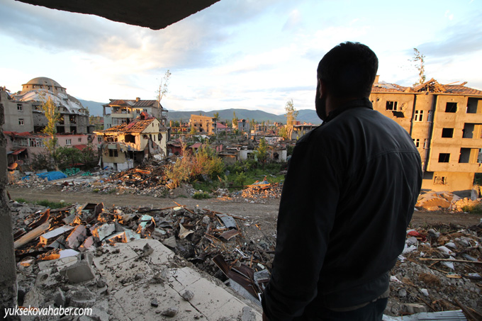 Yüksekova'da evlerin enkazlarından fotoğraflar 7