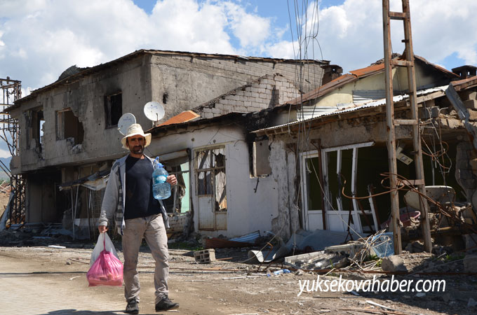 Yüksekova'da evlerin enkazlarından fotoğraflar 73