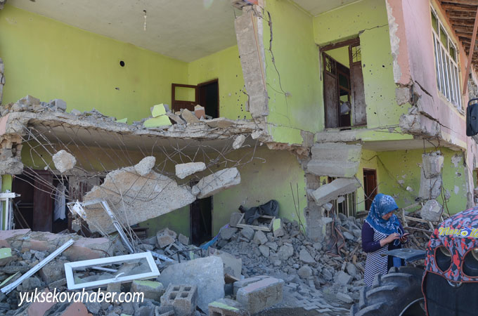 Yüksekova'da evlerin enkazlarından fotoğraflar 74