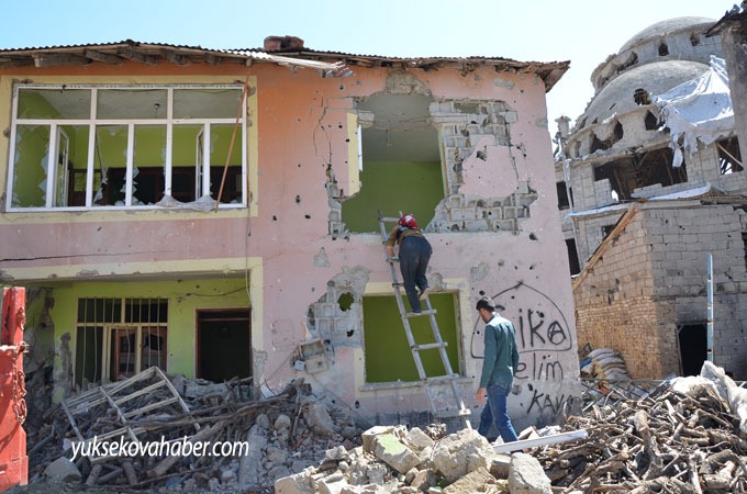 Yüksekova'da evlerin enkazlarından fotoğraflar 75