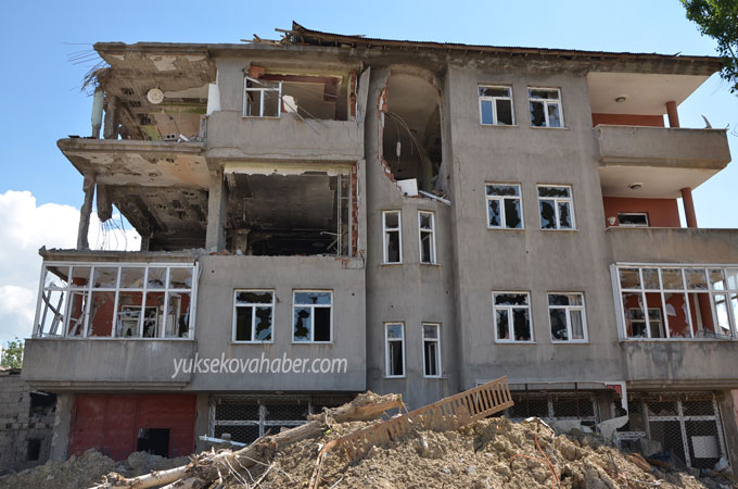 Yüksekova'da evlerin enkazlarından fotoğraflar 76