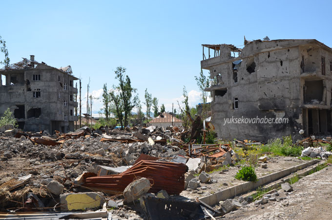 Yüksekova'da evlerin enkazlarından fotoğraflar 77