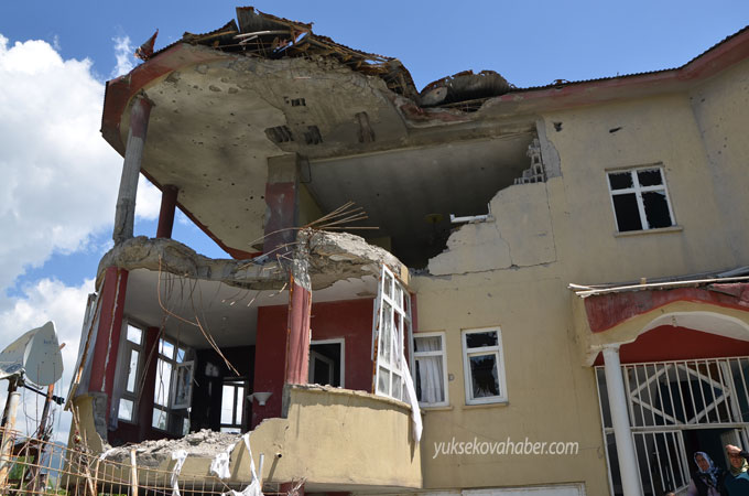 Yüksekova'da evlerin enkazlarından fotoğraflar 79