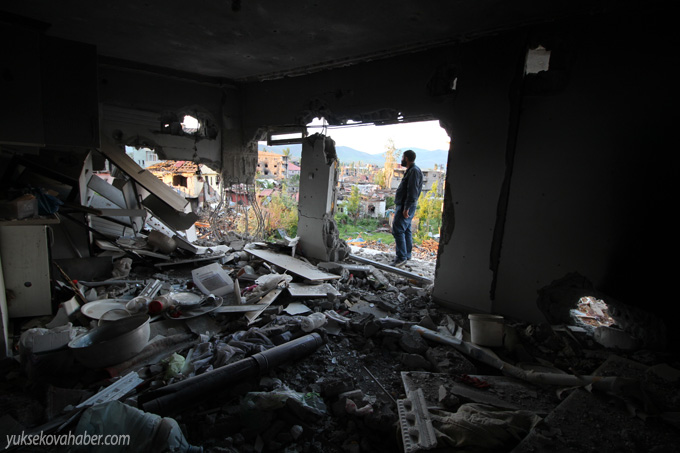 Yüksekova'da evlerin enkazlarından fotoğraflar 8