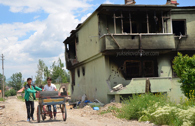 Yüksekova'da evlerin enkazlarından fotoğraflar 83