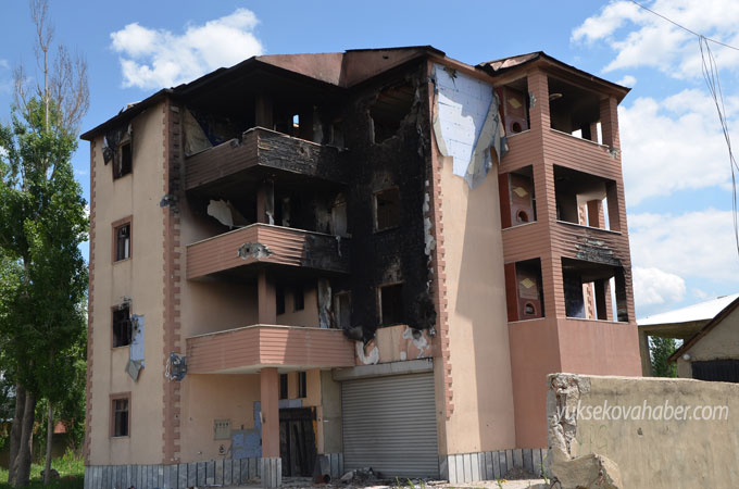 Yüksekova'da evlerin enkazlarından fotoğraflar 84