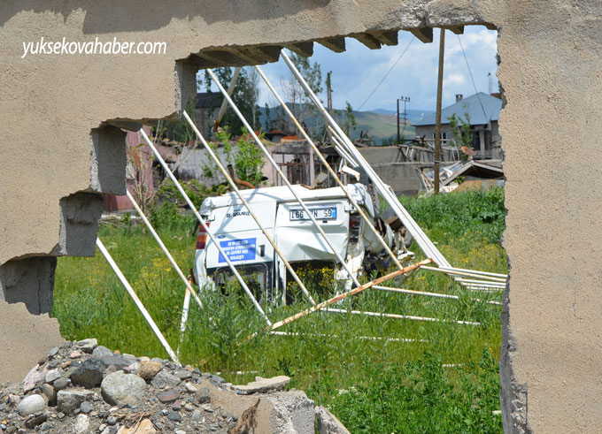 Yüksekova'da evlerin enkazlarından fotoğraflar 85