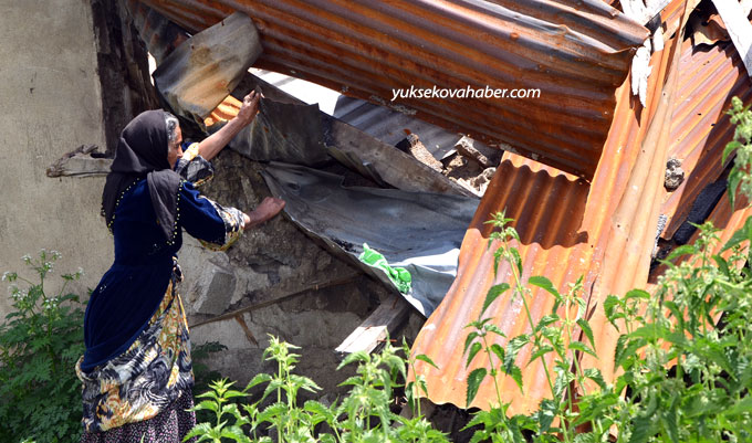 Yüksekova'da evlerin enkazlarından fotoğraflar 86