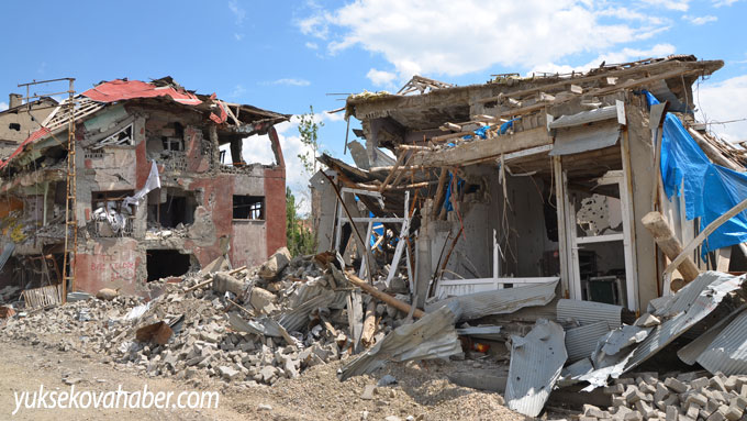 Yüksekova'da evlerin enkazlarından fotoğraflar 89