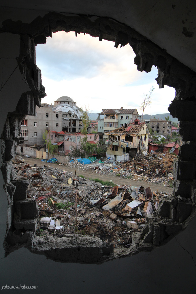 Yüksekova'da evlerin enkazlarından fotoğraflar 9