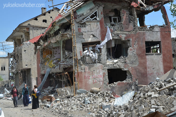 Yüksekova'da evlerin enkazlarından fotoğraflar 90