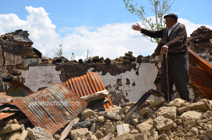 Yüksekova'da evlerin enkazlarından fotoğraflar 92