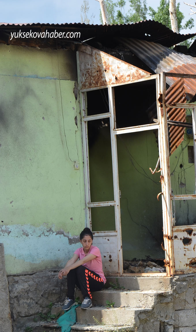 Yüksekova'da evlerin enkazlarından fotoğraflar 94