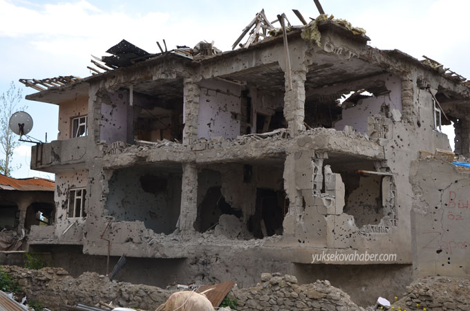 Yüksekova'da evlerin enkazlarından fotoğraflar 98