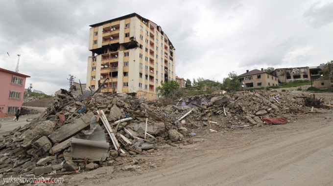 Yüksekova'da evlerin enkazlarından fotoğraflar 99