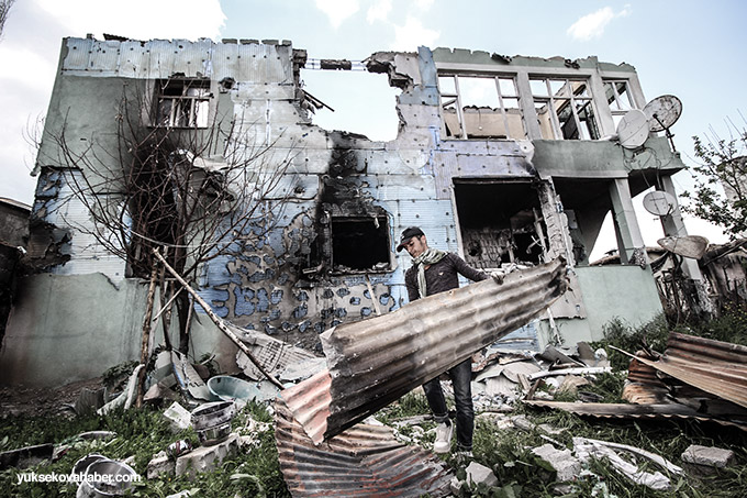 Yüksekova'da evlerin enkazlarından yeni fotoğraflar 10