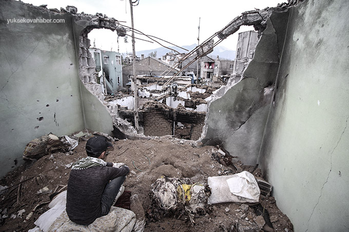 Yüksekova'da evlerin enkazlarından yeni fotoğraflar 11