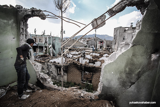 Yüksekova'da evlerin enkazlarından yeni fotoğraflar 12