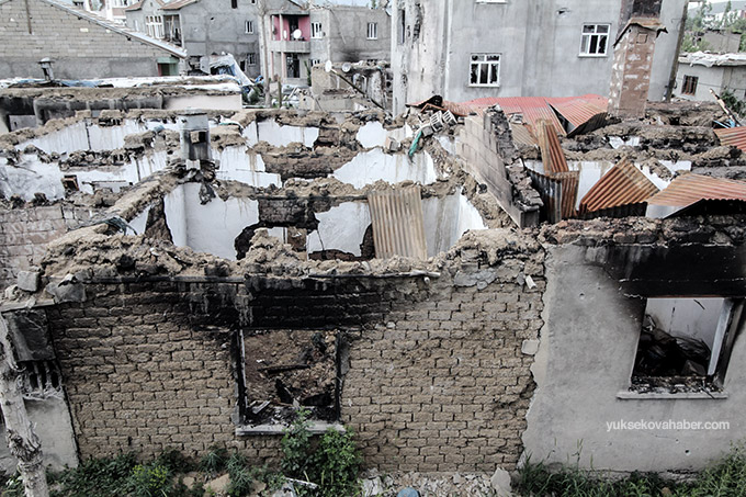 Yüksekova'da evlerin enkazlarından yeni fotoğraflar 13