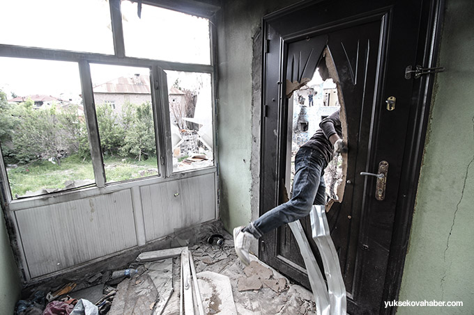 Yüksekova'da evlerin enkazlarından yeni fotoğraflar 14