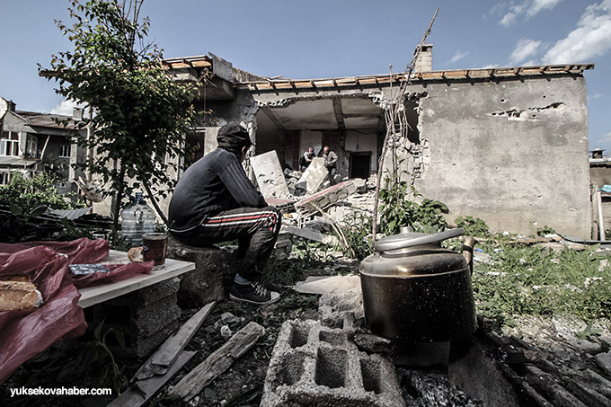 Yüksekova'da evlerin enkazlarından yeni fotoğraflar 21