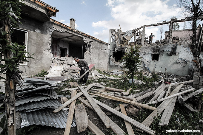 Yüksekova'da evlerin enkazlarından yeni fotoğraflar 23