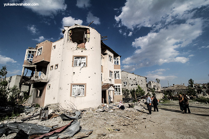 Yüksekova'da evlerin enkazlarından yeni fotoğraflar 24