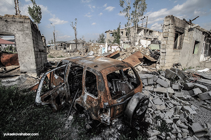 Yüksekova'da evlerin enkazlarından yeni fotoğraflar 26