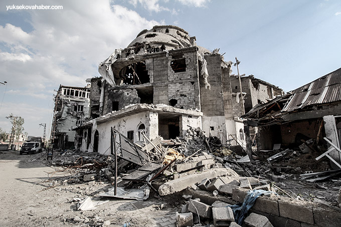 Yüksekova'da evlerin enkazlarından yeni fotoğraflar 27