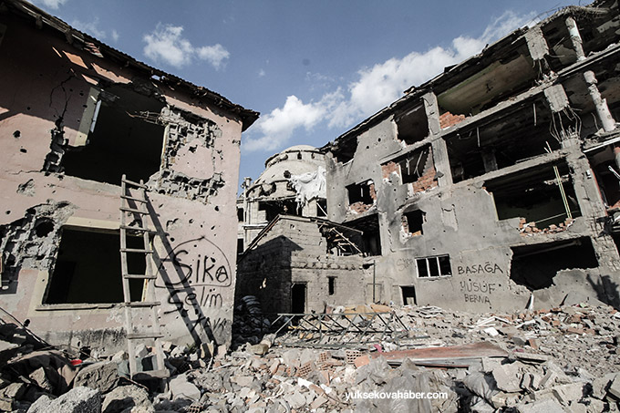 Yüksekova'da evlerin enkazlarından yeni fotoğraflar 28