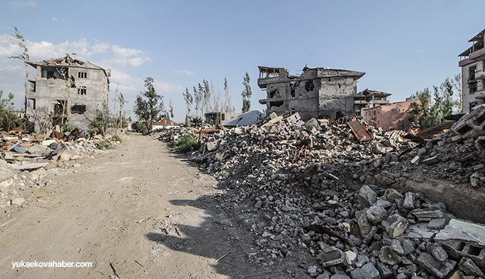 Yüksekova'da evlerin enkazlarından yeni fotoğraflar 29