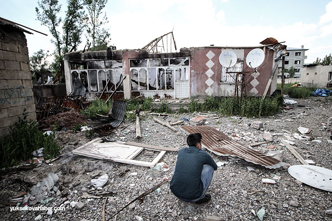 Yüksekova'da evlerin enkazlarından yeni fotoğraflar 3