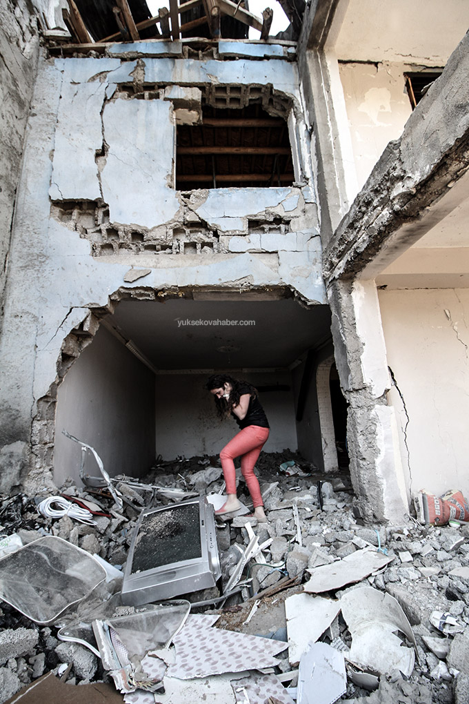 Yüksekova'da evlerin enkazlarından yeni fotoğraflar 30
