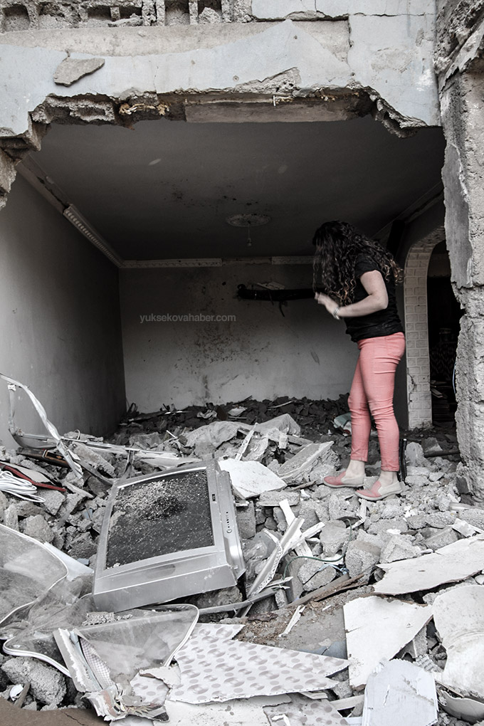 Yüksekova'da evlerin enkazlarından yeni fotoğraflar 31