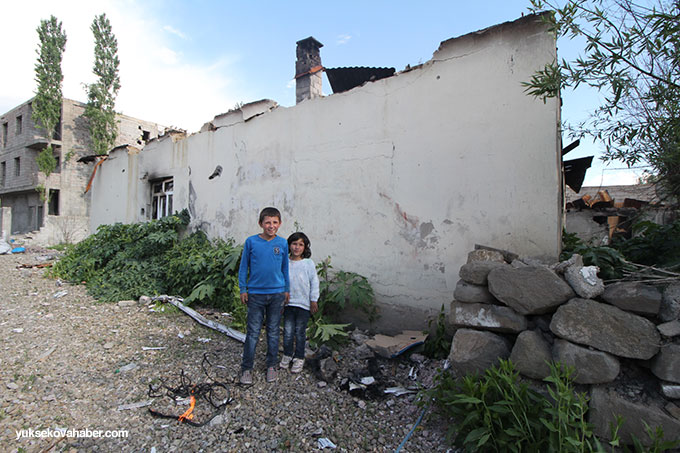 Yüksekova'da evlerin enkazlarından yeni fotoğraflar 33