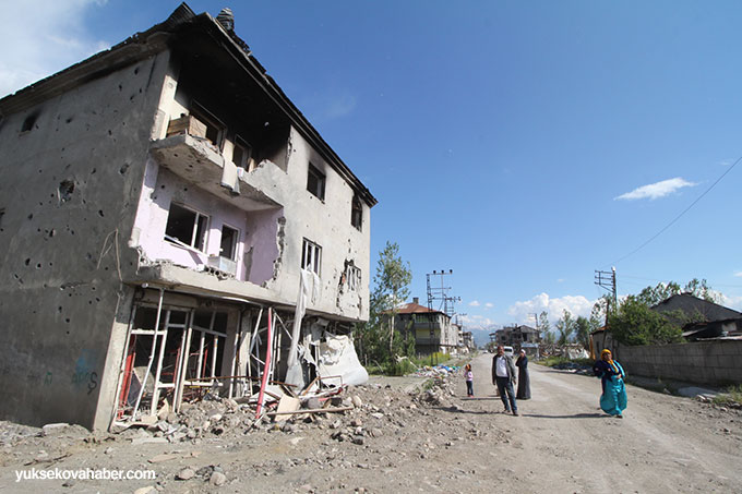 Yüksekova'da evlerin enkazlarından yeni fotoğraflar 34