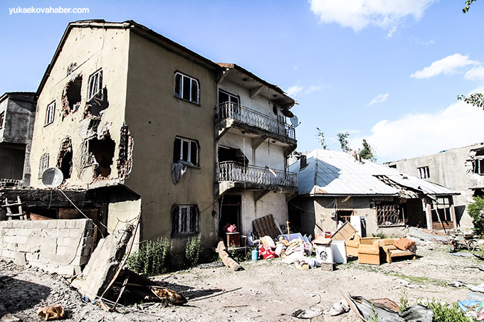 Yüksekova'da evlerin enkazlarından yeni fotoğraflar 35