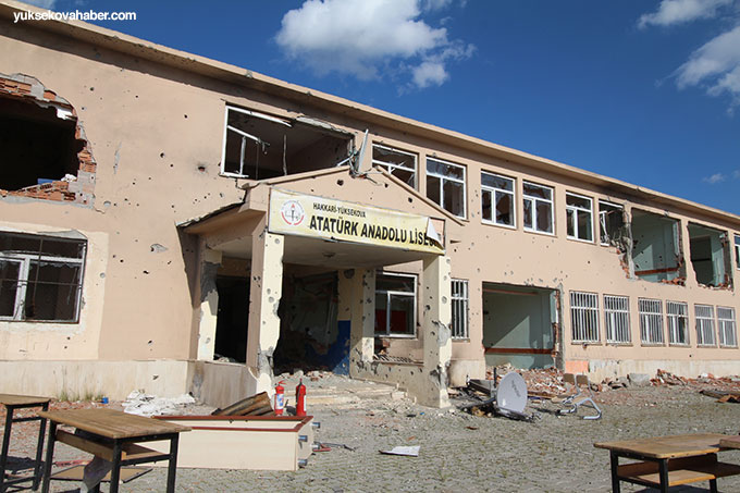 Yüksekova'da evlerin enkazlarından yeni fotoğraflar 36