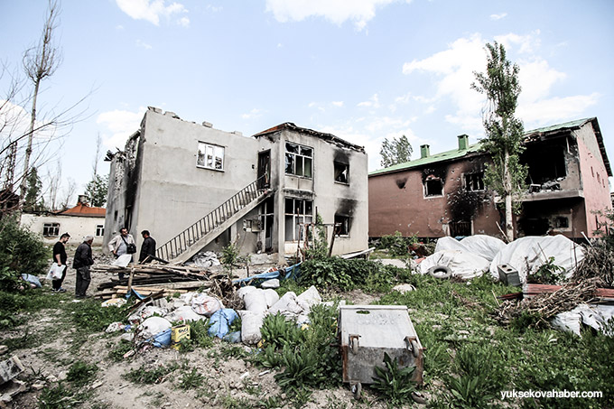 Yüksekova'da evlerin enkazlarından yeni fotoğraflar 7