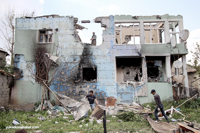Yüksekova'da evlerin enkazlarından yeni fotoğraflar 8