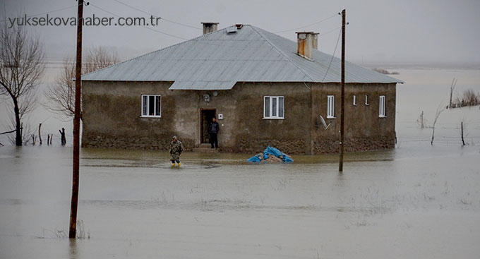 Yüksekova deresi taştı, onlarca ev su altında kaldı 5