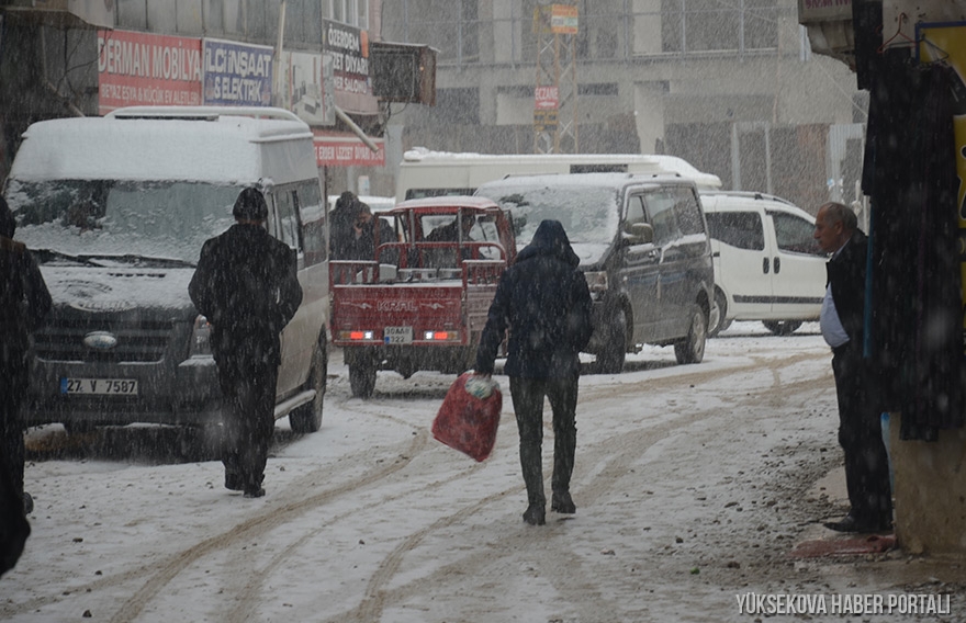 Yüksekova'da kar yağışı etkili oldu - FOTO 1
