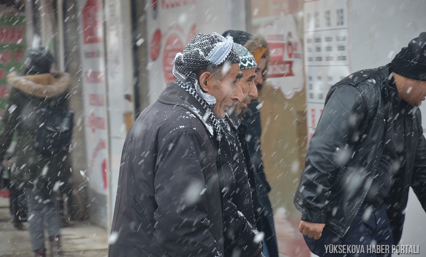 Yüksekova'da kar yağışı etkili oldu - FOTO 10