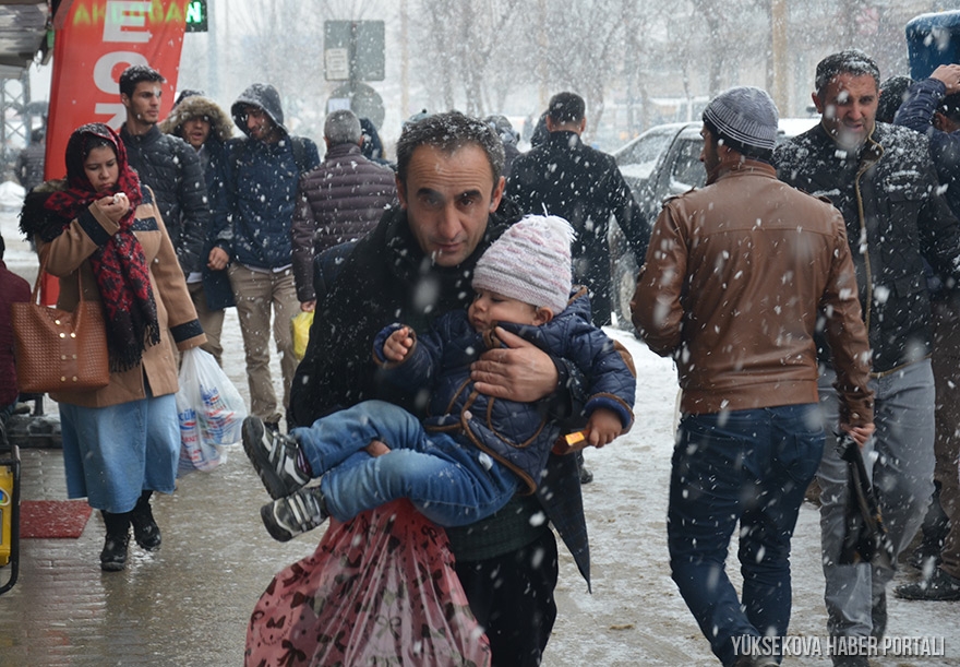 Yüksekova'da kar yağışı etkili oldu - FOTO 11