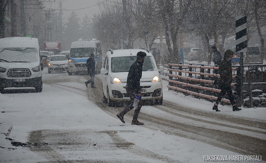Yüksekova'da kar yağışı etkili oldu - FOTO 3