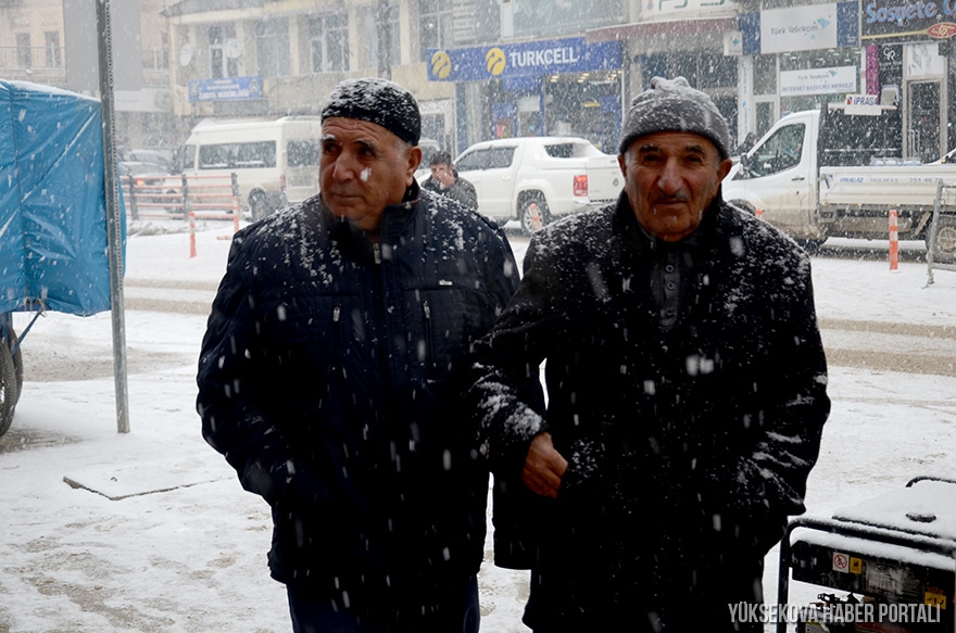Yüksekova'da kar yağışı etkili oldu - FOTO 6