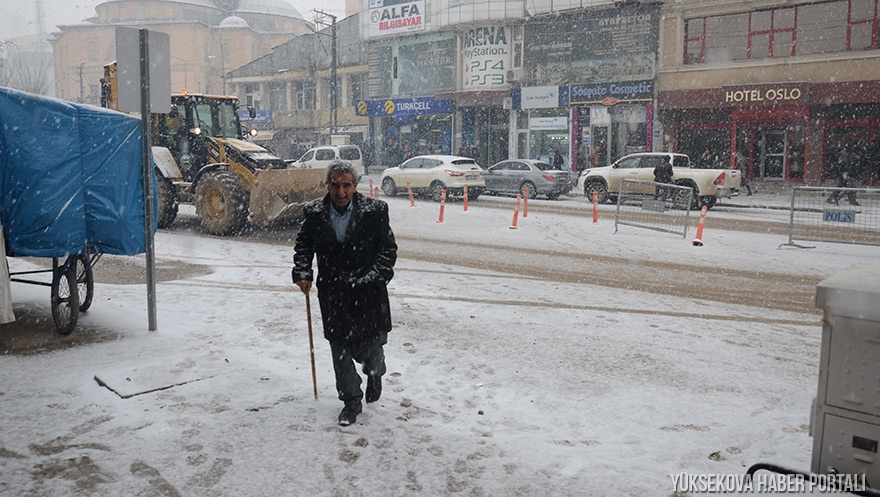 Yüksekova'da kar yağışı etkili oldu - FOTO 8