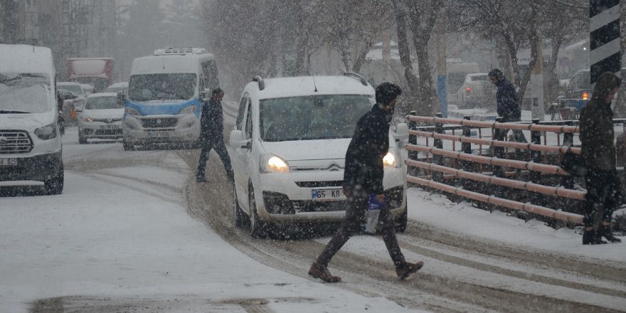 Yüksekova'da kar yağışı etkili oldu - FOTO