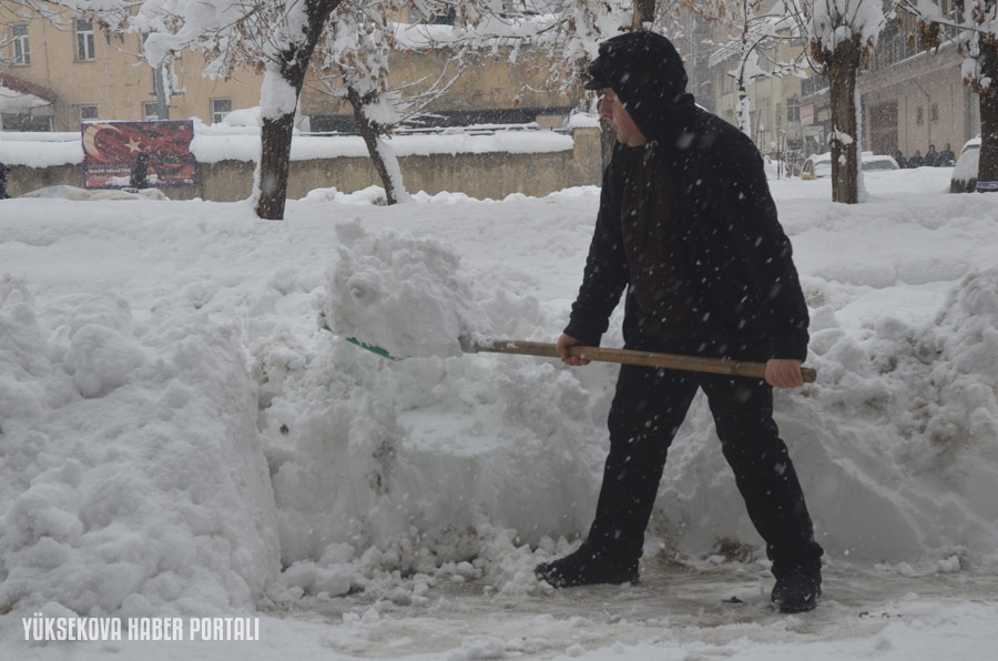 Yüksekova'da kar yağışından fotoğraflar  - 27-12-2019 11